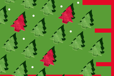 Reihen von grünen und roten Weihnachtsbäumen und weißen Punkten auf grünem Grund, 3D Rendering - ERRF00033