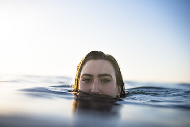 Frau schwimmt im Meer - AURF07631