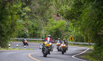 Gruppe von Motorradfahrern, die gemeinsam auf einer Landstraße fahren, Chiang Rai, Mueang Chiang Rai District, Thailand - AURF07653