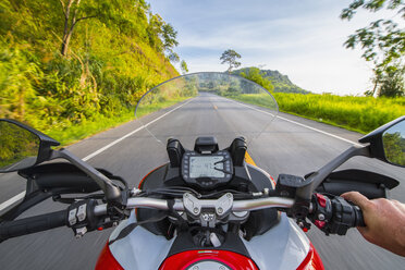 Persönliche Perspektive eines Motorradfahrers auf einer leeren Landstraße, ¬ÝChiang¬ÝRai, ¬ÝMueang¬ÝChiang Rai District, Thailand - AURF07654