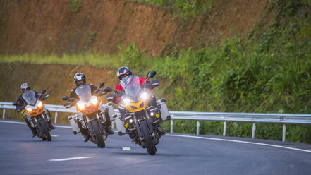 Drei Personen auf Motorrädern, Nan, Bezirk Mueang Chiang Rai, Thailand - AURF07656