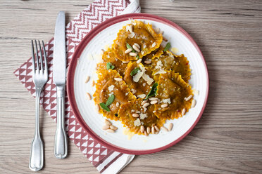 Teller mit Kürbisravioli mit Salbeiblättern, Parmesan und Pinienkernen - GIOF04550
