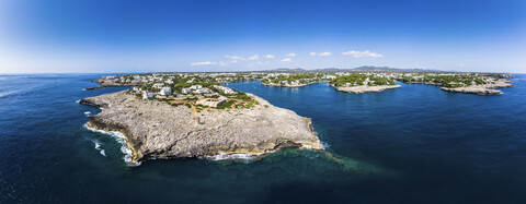 Spanien, Balearische Inseln, Mallorca, Küste von Cala d'or und Bucht Cala Ferrera, lizenzfreies Stockfoto