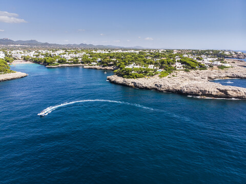 Spanien, Balearische Inseln, Mallorca, Küste von Cala d'or und Bucht Cala Ferrera, lizenzfreies Stockfoto