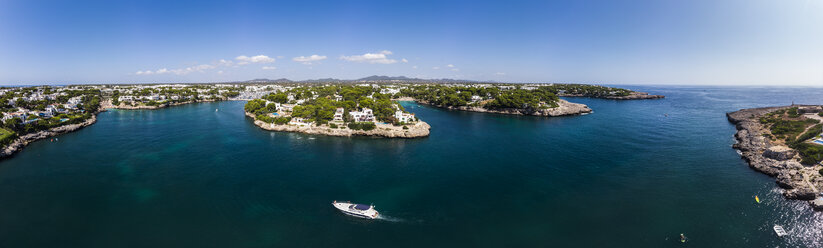 Spanien, Balearische Inseln, Mallorca, Küste von Cala d'or und Bucht Cala Ferrera - AMF05982