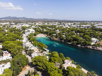 Spanien, Balearische Inseln, Mallorca, Küste von Cala d'or und Bucht Cala Ferrera - AMF05989