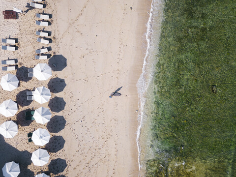 Indonesien, Bali, Luftaufnahme von Balngan Beach, Surfer am Strand, lizenzfreies Stockfoto