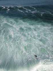 Indonesien, Bali, Luftaufnahme von Balngan Strand, Surfer - KNTF01931