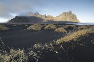 Schwarzer Strand mit Berg im Hintergrund, Island - AURF07671