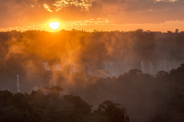 Iguazu-Fälle bei Sonnenuntergang, Parana, Brasilien - AURF07674