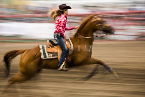 Cowgirl reitet Pferd, Pagosa Springs, Colorado, USA - AURF07676