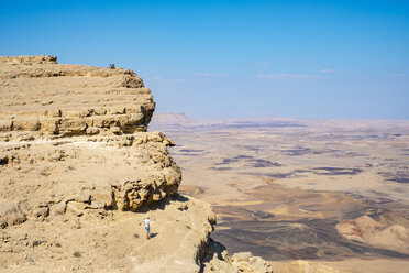 Wanderer am Rand des Kraters Makhtesh Ramon, Negev-Wüste, Mitzpe Ramon, Südlicher Bezirk, Israel - AURF07690