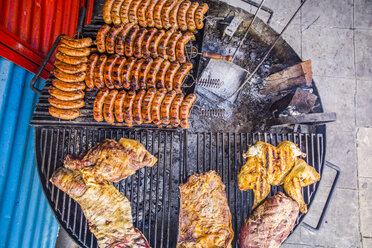 Argentinisches Asado mit verschiedenen Fleischsorten auf dem Grill - AURF07693