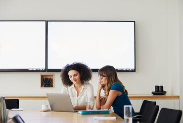 Colleagues in office using laptop - CUF44017