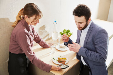 Kolleginnen und Kollegen beim Mittagessen - CUF44052