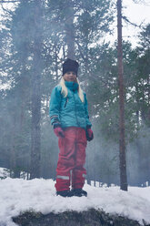 Porträt eines jungen Mädchens in einer verschneiten, ländlichen Landschaft - CUF44053