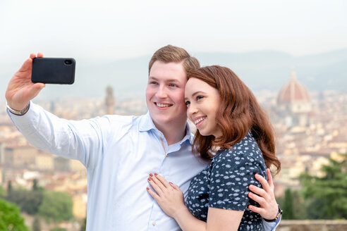 Junges Paar macht ein Selfie, Santa Maria del Fiore im Hintergrund, Florenz, Toskana, Italien - CUF44087