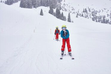 Kinder beim Skifahren in Lauenen, Wallis, Schweiz - CUF44122