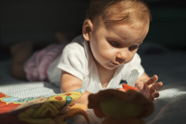 Porträt eines spielenden kleinen Mädchens - MOMF00515