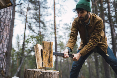 Mann beim Holzhacken in ländlicher Landschaft - KKAF02396