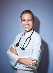 Porträt einer lächelnden Ärztin mit Stethoskop - PNEF01000