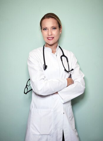 Porträt einer selbstbewussten Ärztin mit Stethoskop, lizenzfreies Stockfoto