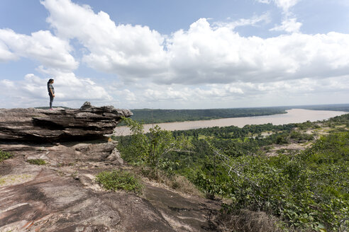 Thailand, Provinz Ubon Ratchathani, Pha-Taem-Nationalpark, Frau schaut zum Mekong, Grenze zu Laos - ZCF00668