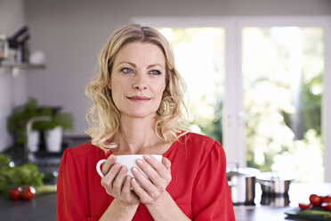 Porträt einer Frau beim Kaffeetrinken in der Küche - PDF01746