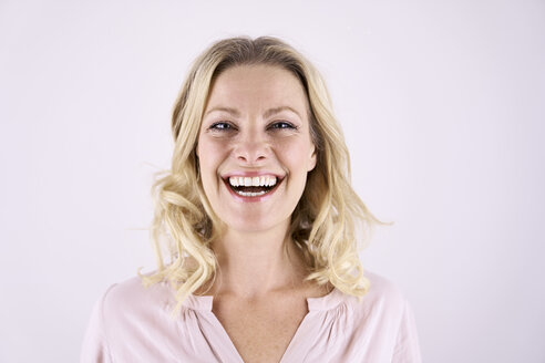 Porträt einer lachenden blonden Frau - PDF01788