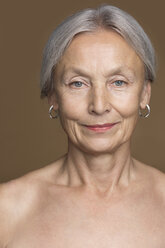 Porträt einer nackten älteren Frau mit grauem Haar vor einem braunen Hintergrund - VGF00009