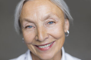 Porträt einer lächelnden älteren Frau mit grauen Haaren und blauen Augen - VGF00015