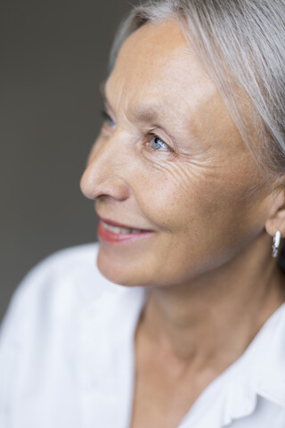 Halbprofil einer blauäugigen älteren Frau, lizenzfreies Stockfoto