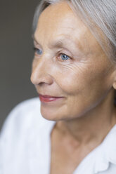 Half profile of blue eyed senior woman - VGF00018
