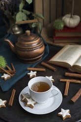 Herbstliches Stillleben mit Tasse Tee und Zimtsternen - JUNF01392