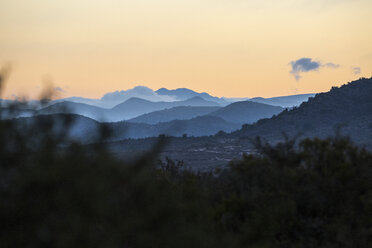 Südafrika, Rooiberg, Bergkulisse am Morgen - ZEF16030