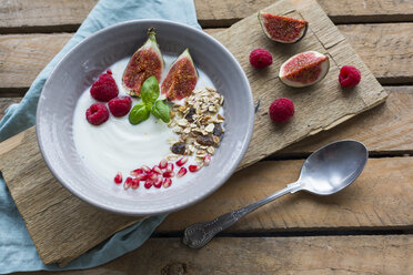 Schale Naturjoghurt mit Fruchtmüsli, Himbeeren, Feigen und Granatapfelkernen - JUNF01428