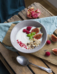 Schale Naturjoghurt mit Fruchtmüsli, Himbeeren, Feigen und Granatapfelkernen - JUNF01429