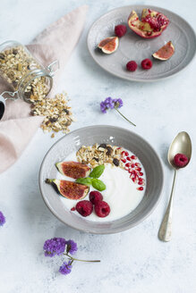 Schale Naturjoghurt mit Fruchtmüsli, Himbeeren, Feigen und Granatapfelkernen - JUNF01432