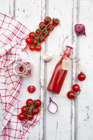 Selbstgemachter Tomatenketchup und Zutaten, lizenzfreies Stockfoto