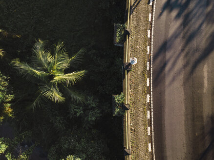 Indonesien, Bali, Ubud, Luftaufnahme der Brücke - KNTF01986