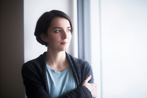 Junge Frau beim Tagträumen, lizenzfreies Stockfoto