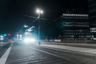 Elektrischer Eisenbahnzug, der Bürogebäude passiert, Aarhus, Midtjylland, Dänemark - CUF44222