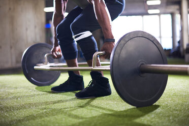 Mann hebt Langhantel im Fitnessstudio - CUF44248