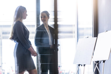 Geschäftsfrauen diskutieren im Büro über Ideen - CUF44339