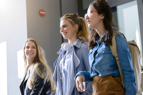 Studenten im Hochschulgebäude - CUF44347