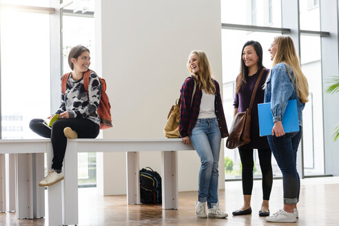 Weibliche Studenten unterhalten sich im Foyer der Universität - CUF44354