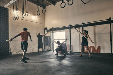 Menschen, die im Fitnessstudio trainieren - CUF44363