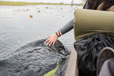 Touristin im Okavango-Delta, Detail der Hand im Wasser, Botswana, Afrika - CUF44389