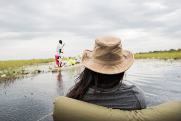 Junge Frau im Kanu auf dem Okavango-Delta, Rückansicht, Botswana, Afrika - CUF44390