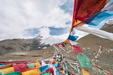 Mantra-Fahnen auf einem Berg, Gyangzê, Xizang, China - CUF44413